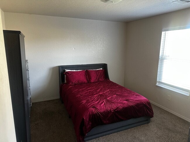 Building Photo - 404 Eagle Creek Way