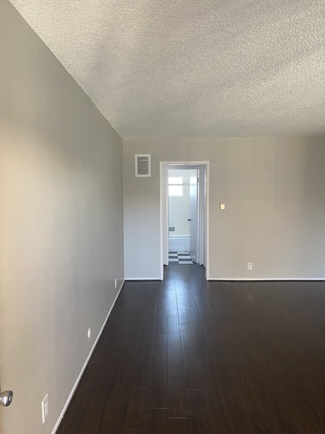 Photo - 5361 Russell Ave