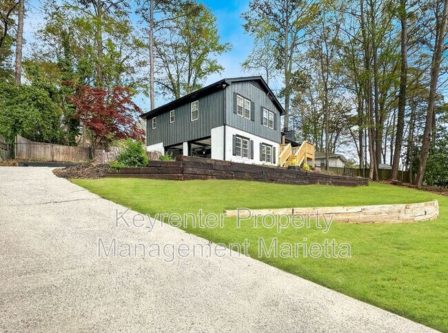 Photo - 651 Inglis Dr S E