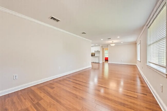 Photo - 711 Broadway Ave