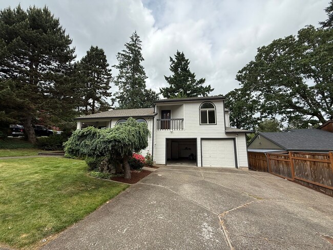 Stylish & Spacious West Salem Home 3Bed/2Bath - Stylish & Spacious West Salem Home 3Bed/2Bath