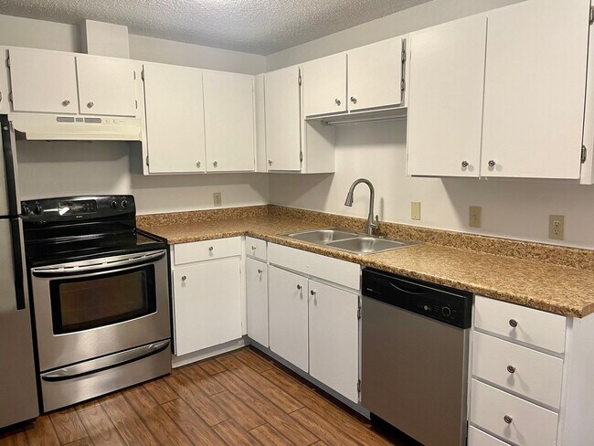 Photo - Updated Top Floor 2-Bed with Washer/Dryer,... Unidad 150 22nd Ave E.