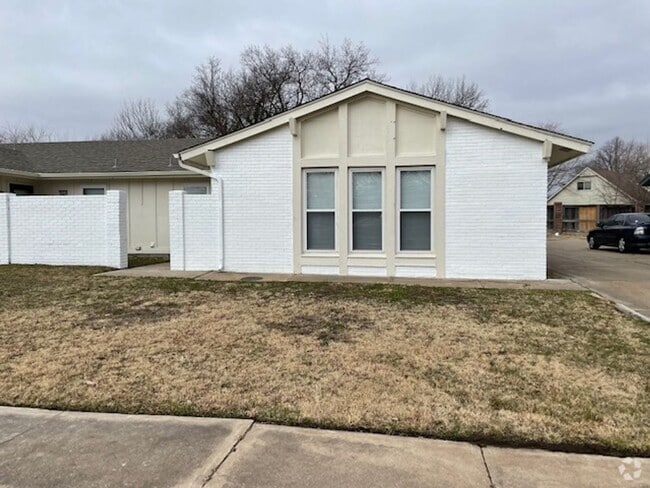 Building Photo - Stunning 3 Bed 2 Bath duplex Rental
