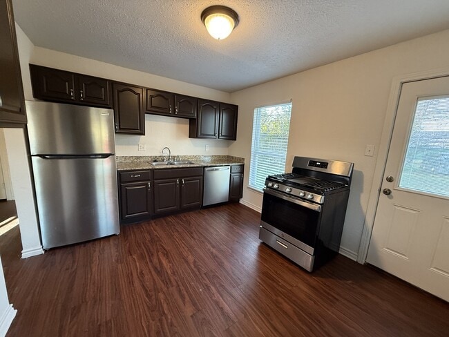 Photo - 7665 Dahlen St