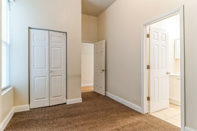 Photo - 2420 W Polk St Unit 1