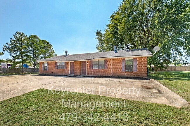 Building Photo - Newly Renovated Duplex in West Fayetteville!