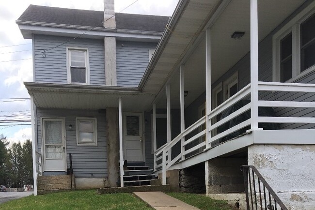 Parte trasera del edificio desde el estacionamiento. - 35 Manor Ave Unidad D