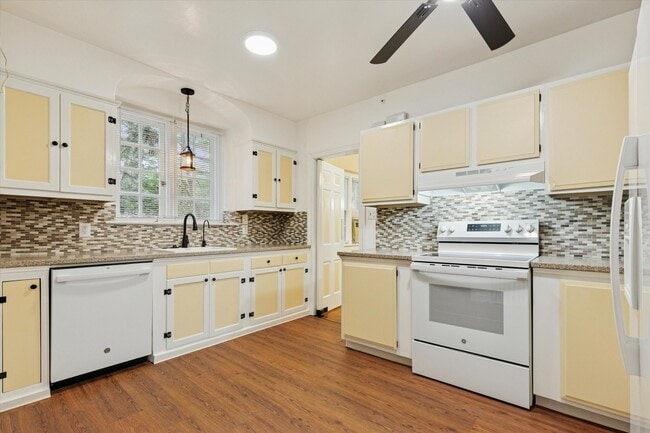 Cocina de la casa principal - 134 Yew Rd