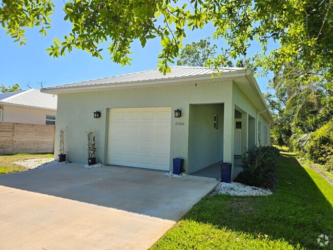 Building Photo - Charming 3-Bedroom, 2-Bath Home in Sarasot...