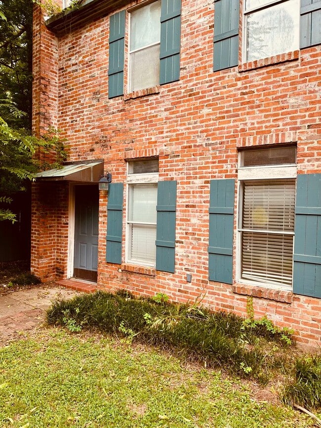 Building Photo - Conveniently Located Rental