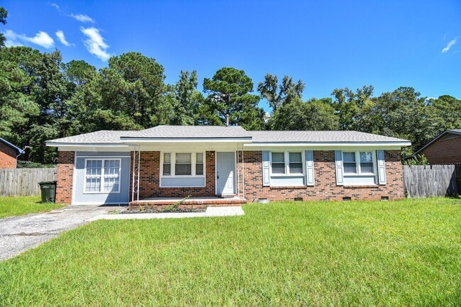 Building Photo - 3 Bedroom 1.5 Bathroom- Pets Okay