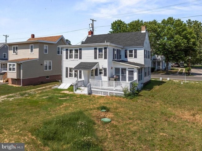 Building Photo - 348 Main St