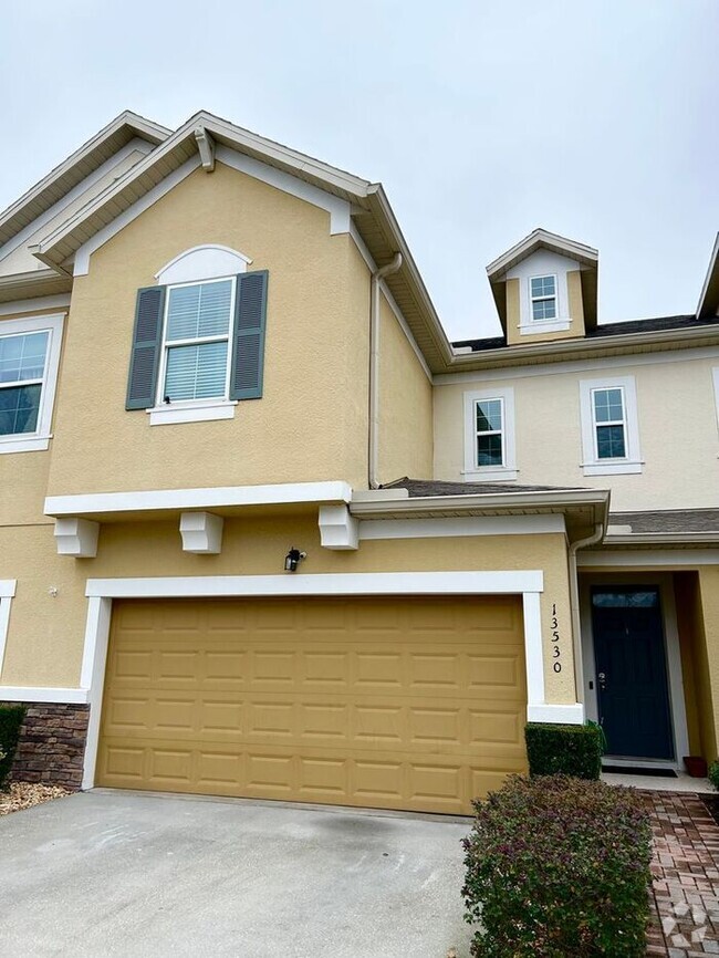 Building Photo - Gorgeous 4/2.5 Spacious Townhome with a Lo...