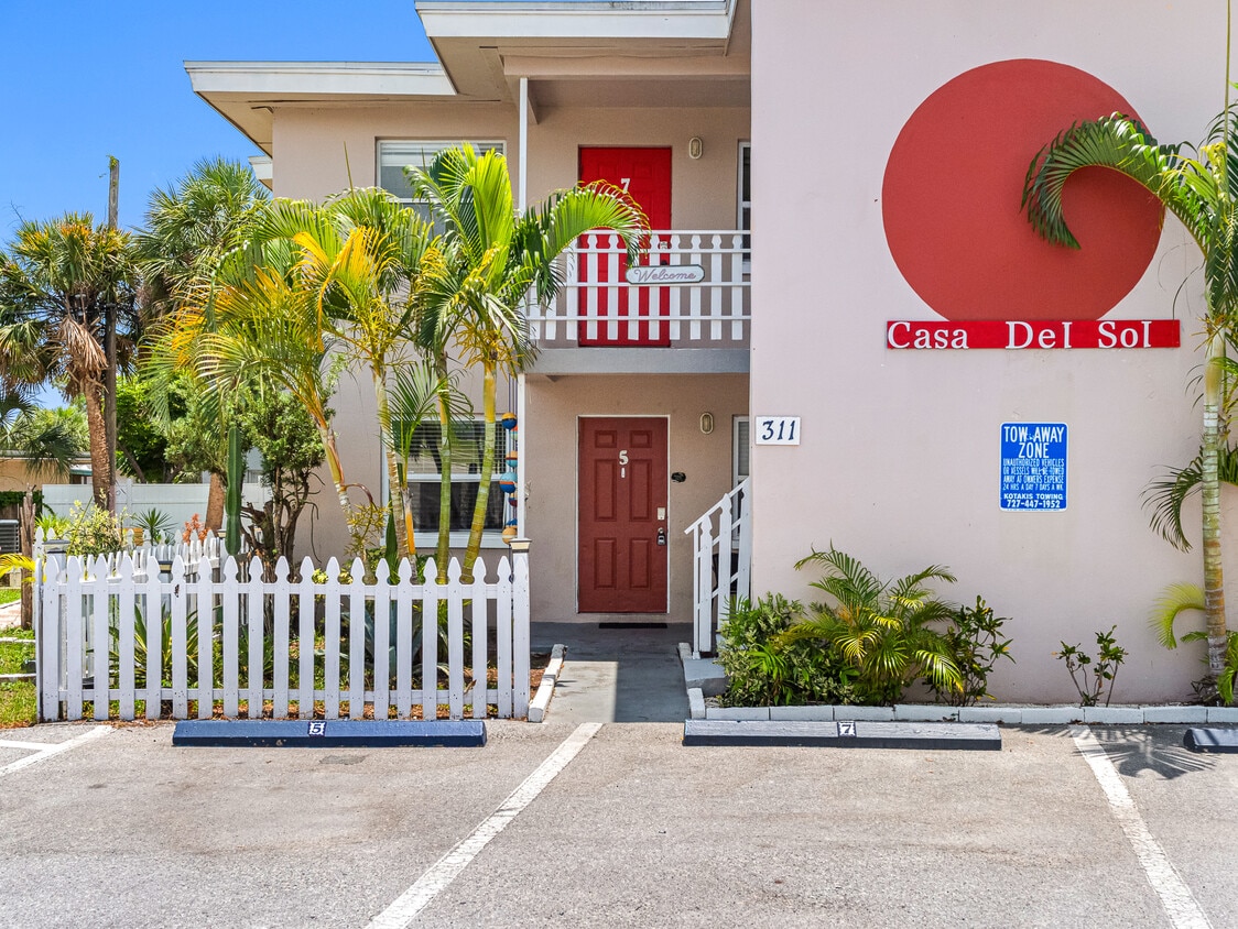 Front of the building. $4 Units apartment building. - 311 Avanda Ct (Clearwater, FL)