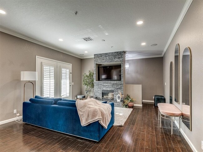 Building Photo - 6162 N Brookline Ave Unit 22