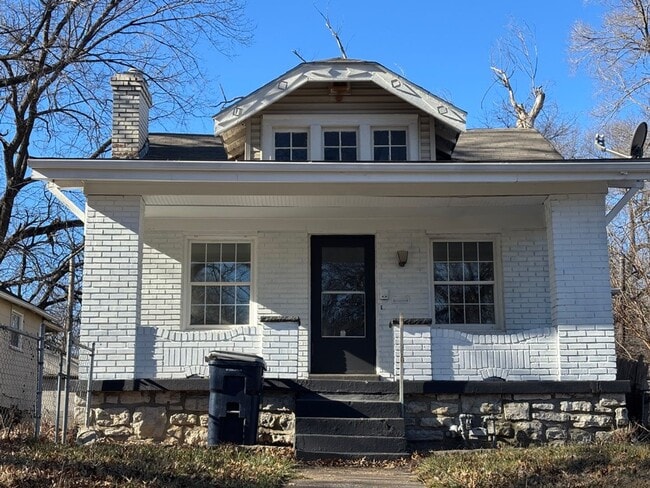 Building Photo - Spacious 2BR + Den with Huge Deck & Hardwood Floors