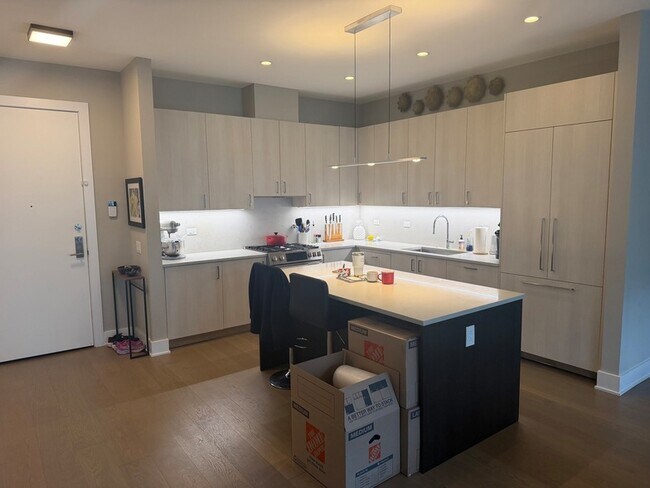 Photo - 1701 W Webster Ave Unit 611