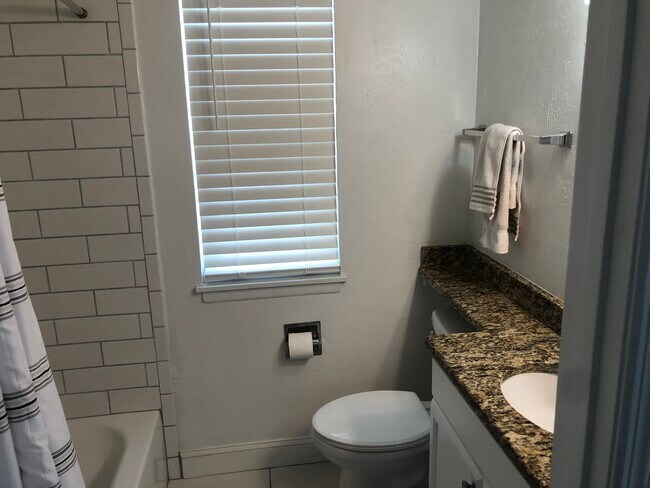 Photo - 4610 Lake Waterford Way Unidad #4