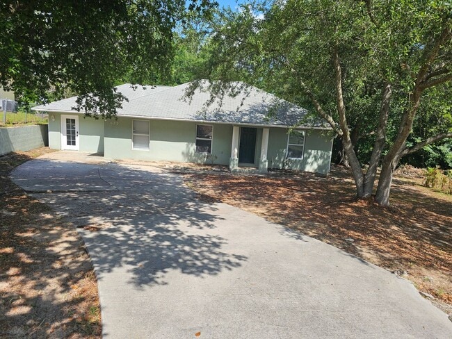 Building Photo - Coming Soon - Move-In Ready Clermont Gem with Bonus Room and Private Yard
