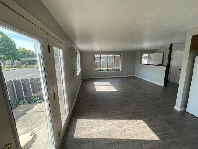 Photo - 577 N Laurel St