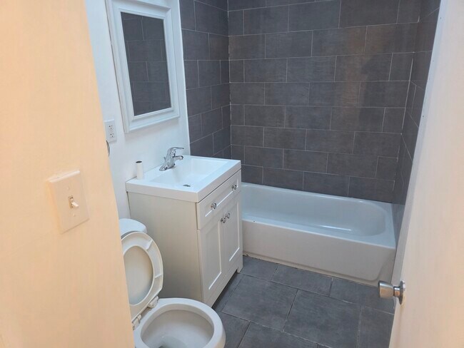 Photo - 6213 N Howard St