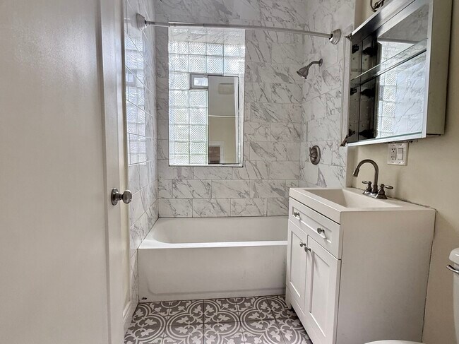 Photo - 2300 N Springfield Ave Unidad 2