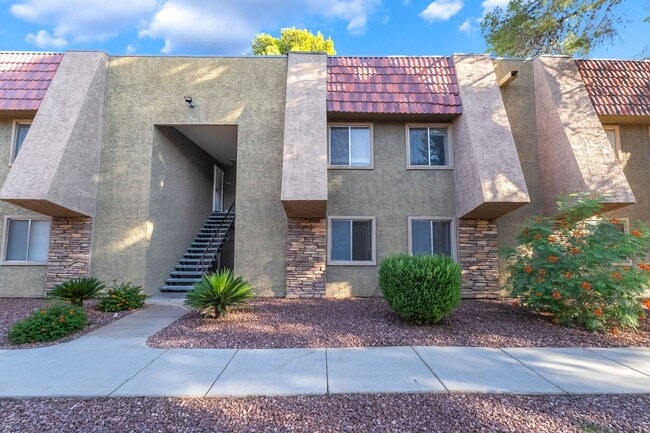 Building Photo - Modern Condo in Guard-Gated Community!