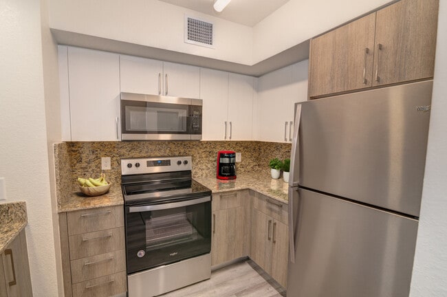 2BD, 1BA - 805 SF - Kitchen