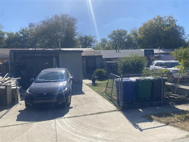 Building Photo - 2/1 Townhouse with covered parking