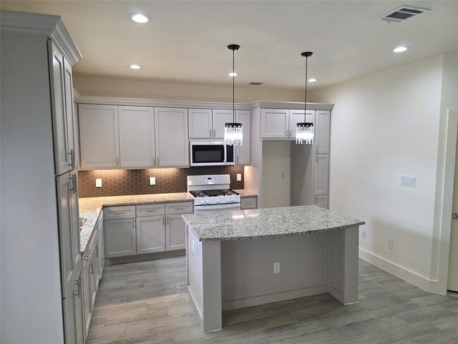 Photo - 2142 De Soto St