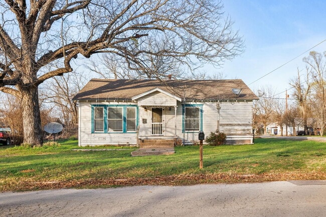 Building Photo - 211 E Navasota St