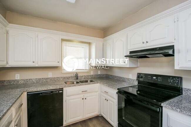 Photo - 4 Bedroom Pet-Friendly Home in Yukon, OK w...