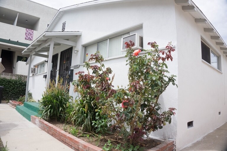 Primary Photo - 4565 W 159th St