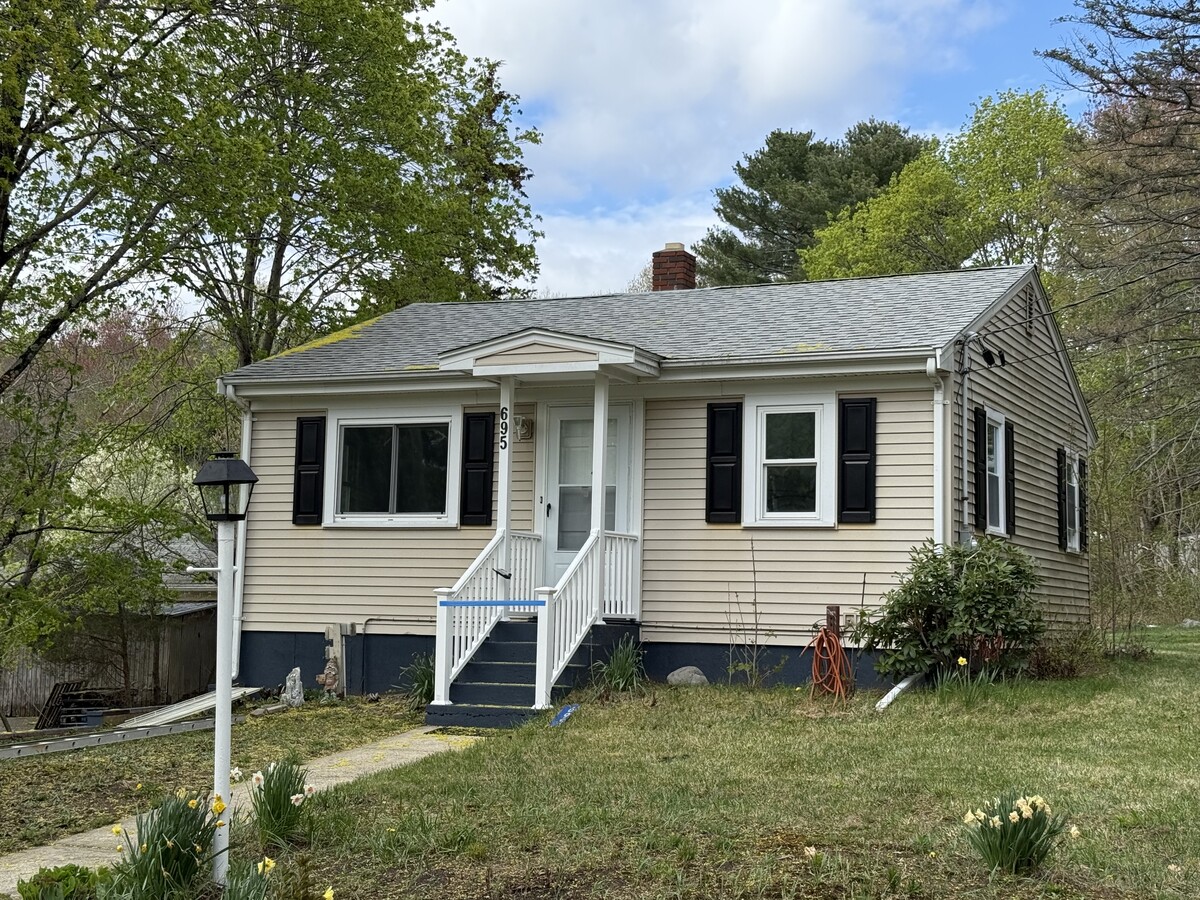 Newly renovated and updated two bedroom home for Rent. Easy highway access to Route 24 and Route 44. - 695 South St E Casa