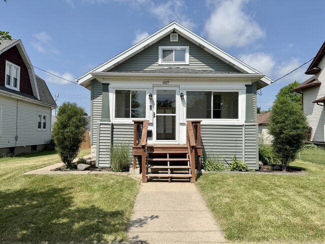 Building Photo - 607 N Palm St