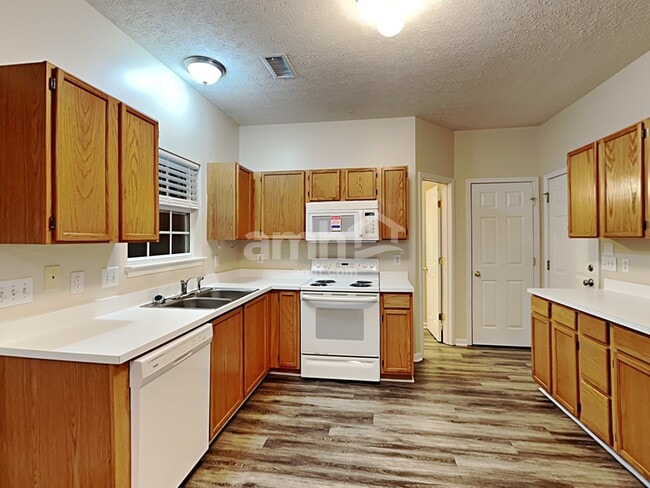 Photo - 1007 Rutherford Way