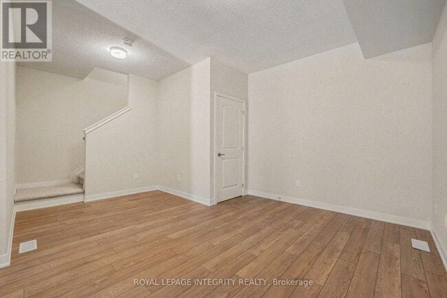 Photo - 825 Demulcent Ln