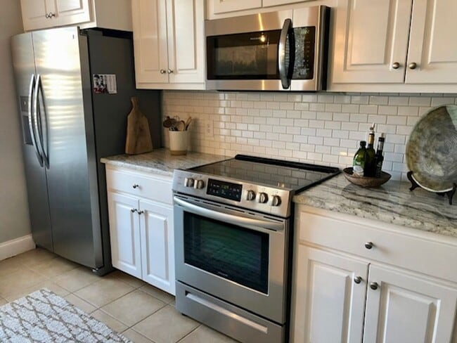 Photo - 3 bedroom, 3 Bath in Oxford, small fenced yard.