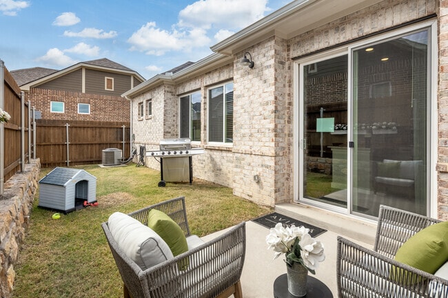 2BR, 2BA - 960SF | B2 Private Backyard