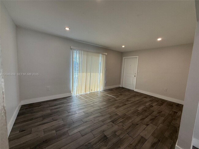 Photo - 835 SE 12th St