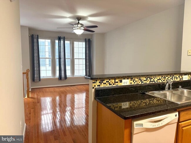 Photo - 46190 Walpole Terrace