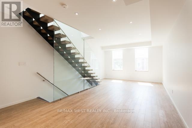 Photo - 1118 Queen St W