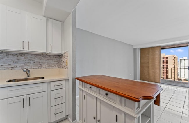 Photo - The Townhouse 1 Bed, 1 Bath, 1 Covered Parking with A/C Unit 1002