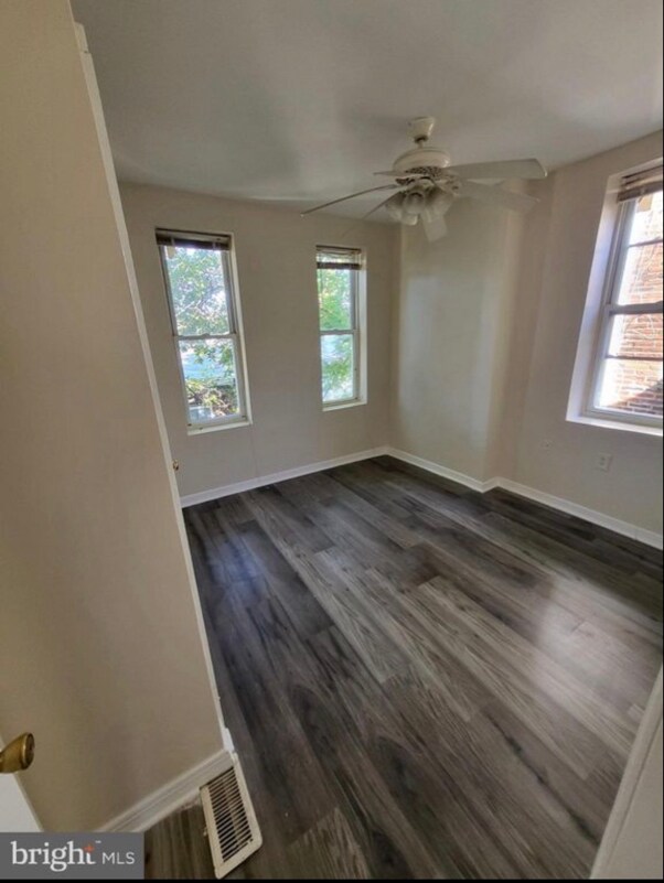 Photo - 5855 Windsor Ave