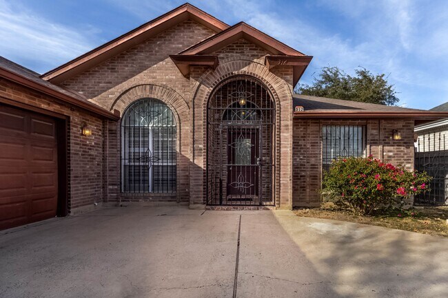 Photo - 312 Cambridge Loop