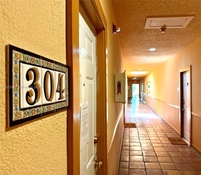 Building Photo - 934 Michigan Ave Unit 304