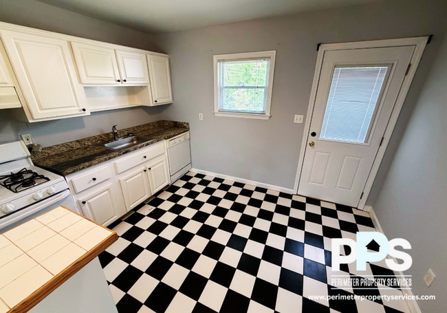 Photo - 615 Boulevard SE