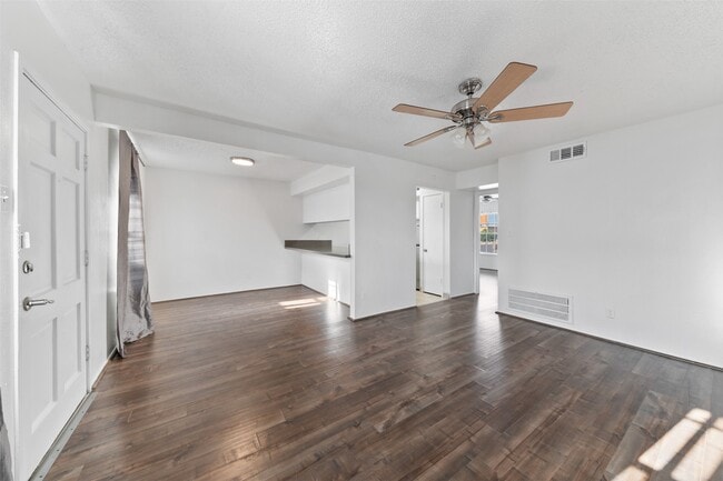 Building Photo - 3131 Southwest Fwy Rental
