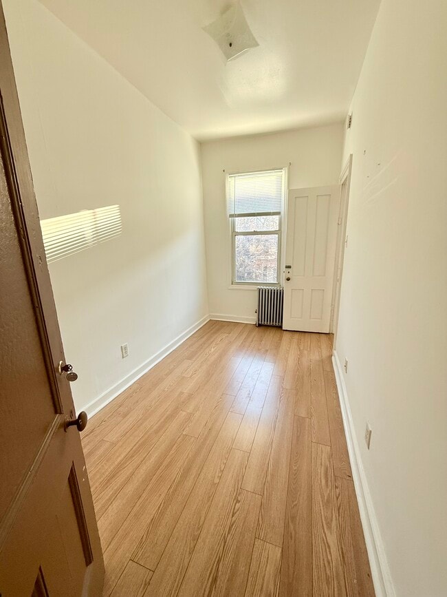 Segundo dormitorio. Perfecto para oficina o estudio. - 1267 DeKalb Ave Unidad 2