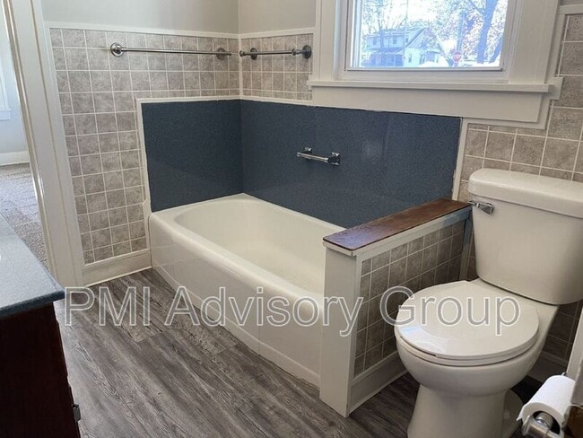 Photo - 721 SW Park Ln